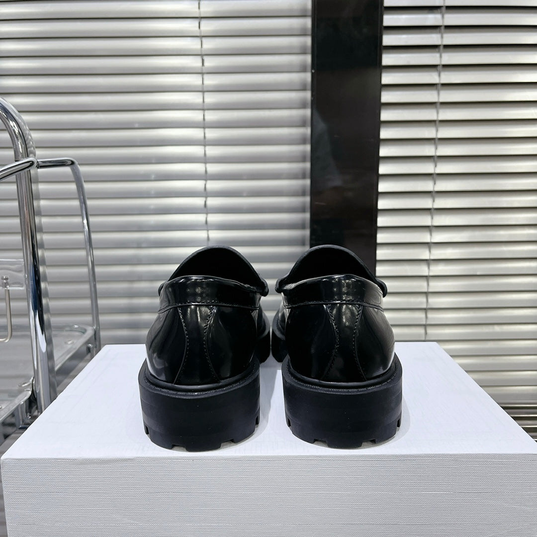MARGARET CHUNKY LOAFER WITH FRINGES AND TRIOMPHE CHAIN IN POLISHED BULL BLACK