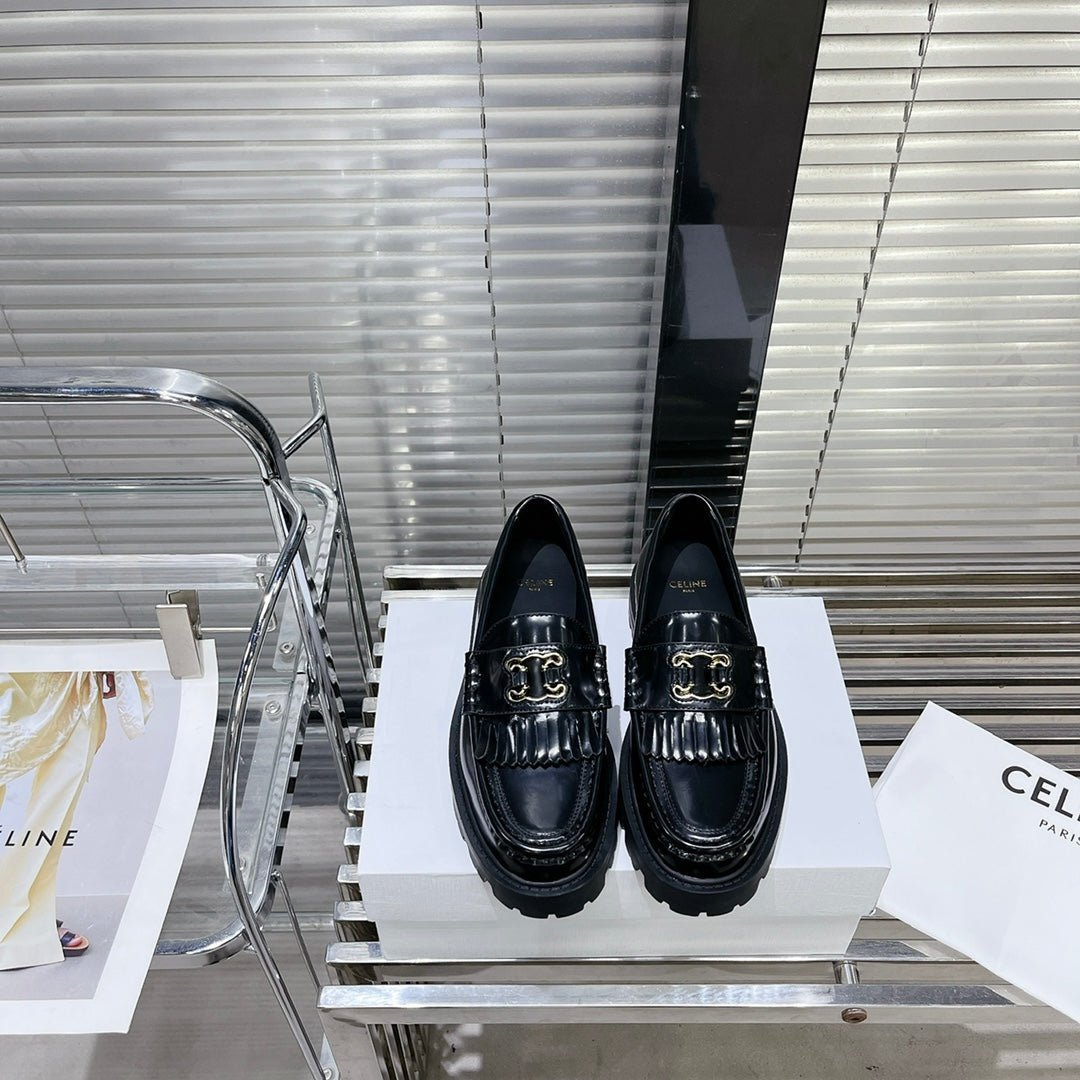 MARGARET CHUNKY LOAFER WITH FRINGES AND TRIOMPHE CHAIN IN POLISHED BULL BLACK
