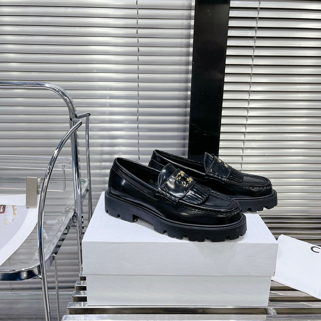 MARGARET CHUNKY LOAFER WITH FRINGES AND TRIOMPHE CHAIN IN POLISHED BULL BLACK