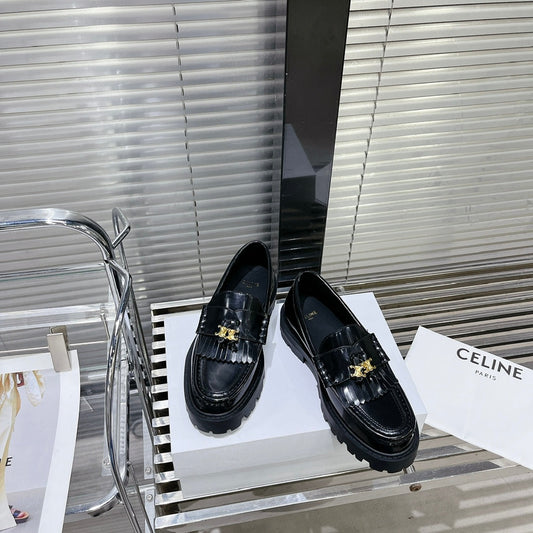 MARGARET CHUNKY LOAFER WITH FRINGES AND TRIOMPHE CHAIN IN POLISHED BULL GLOSSY BLACK