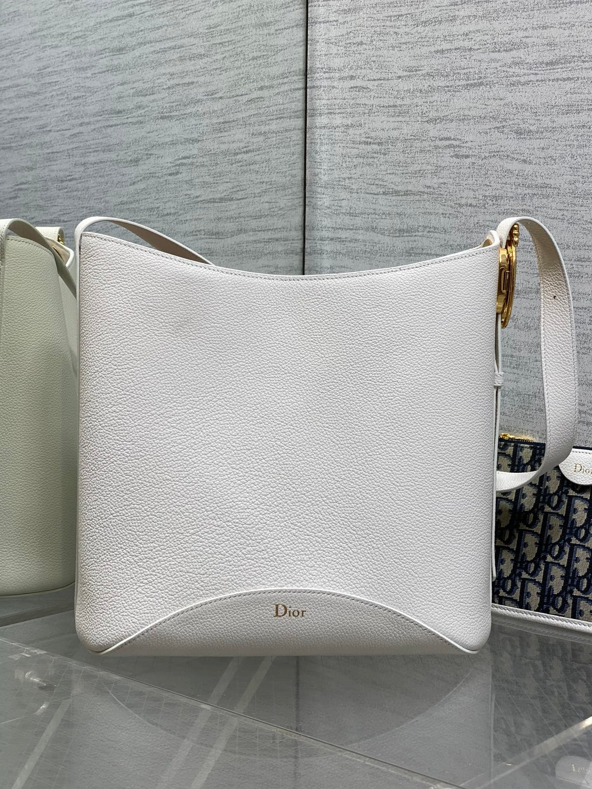 CD Médaillon Bucket Bag 26.5cm White in Cowhide 155528