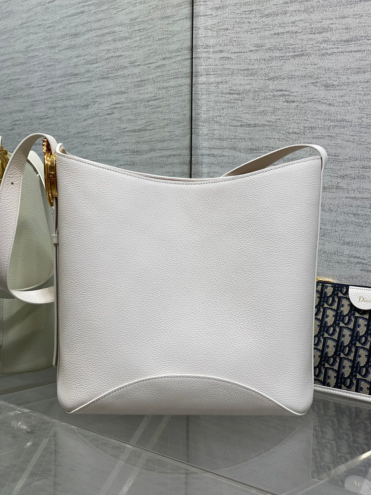 CD Médaillon Bucket Bag 26.5cm White in Cowhide 155528
