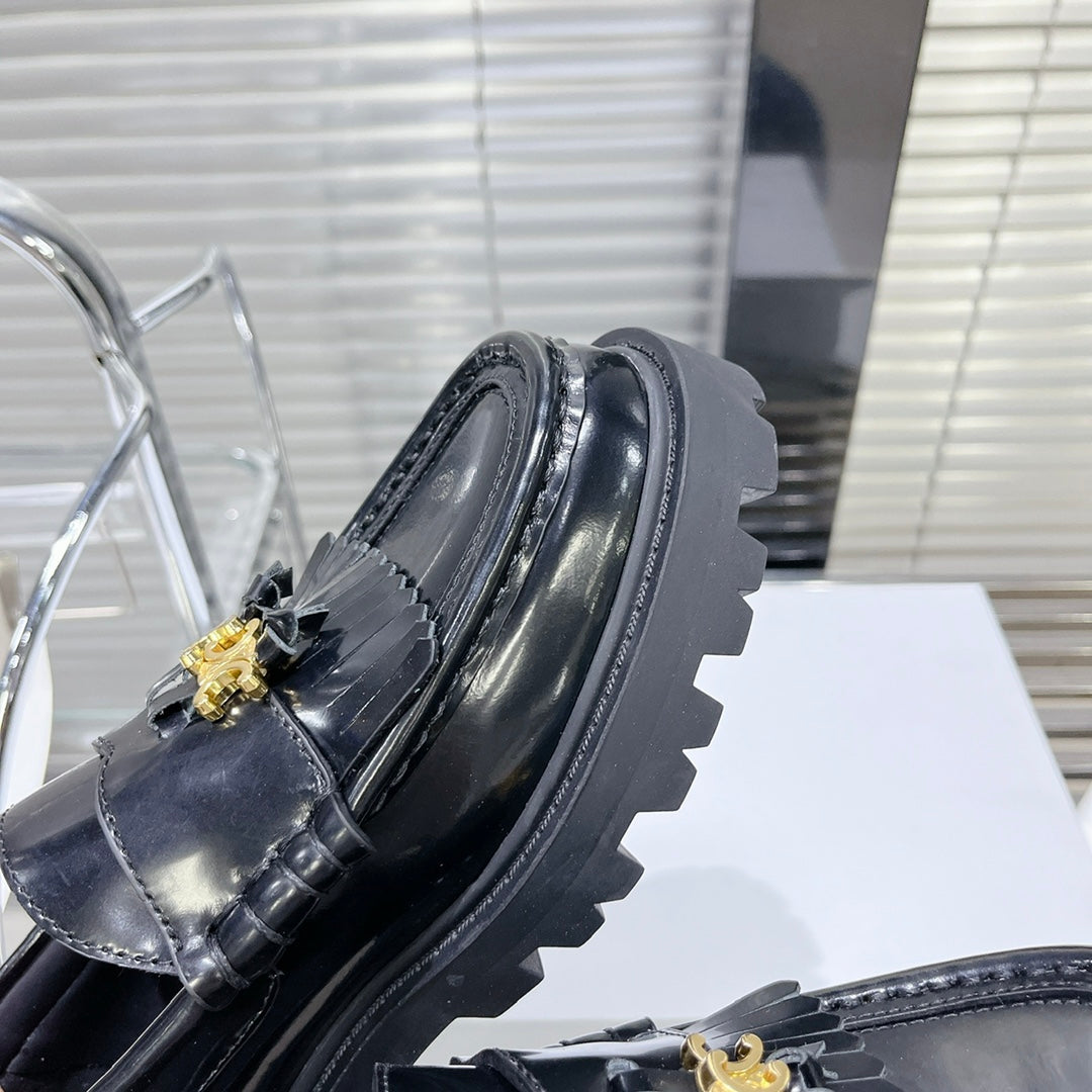 MARGARET CHUNKY LOAFER WITH FRINGES AND TRIOMPHE CHAIN IN POLISHED BULL GLOSSY BLACK
