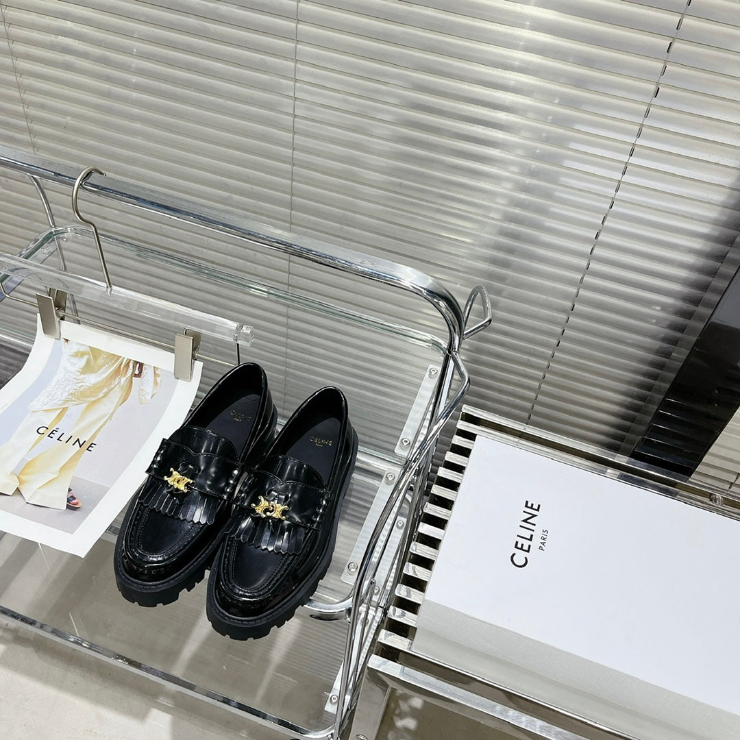 MARGARET CHUNKY LOAFER WITH FRINGES AND TRIOMPHE CHAIN IN POLISHED BULL GLOSSY BLACK