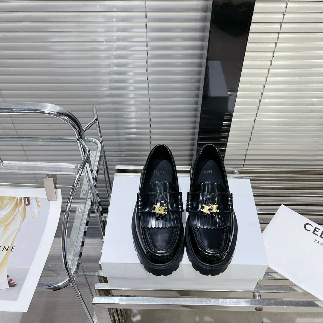 MARGARET CHUNKY LOAFER WITH FRINGES AND TRIOMPHE CHAIN IN POLISHED BULL GLOSSY BLACK
