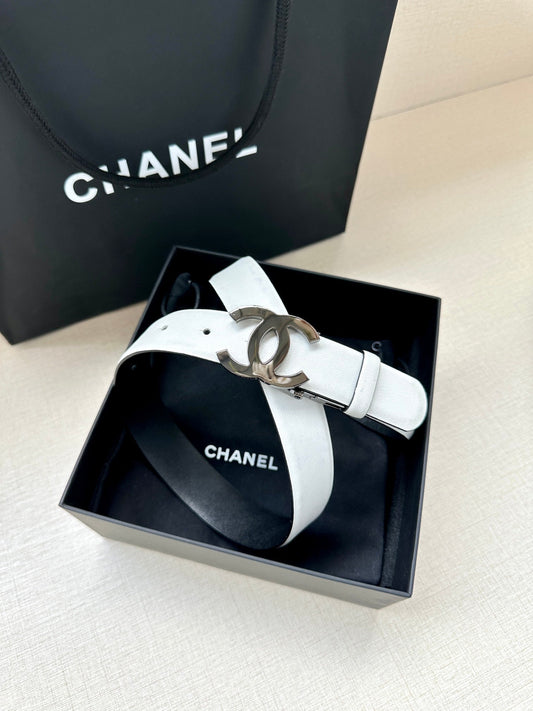 CHANEL 30MM BELT IN WHITE AND BLACK CALFSKIN WITH SILVER HARDWARE