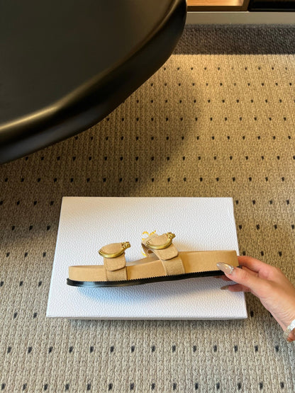 CD 26s Médaillon Buckle Slide Cream Suede 820025