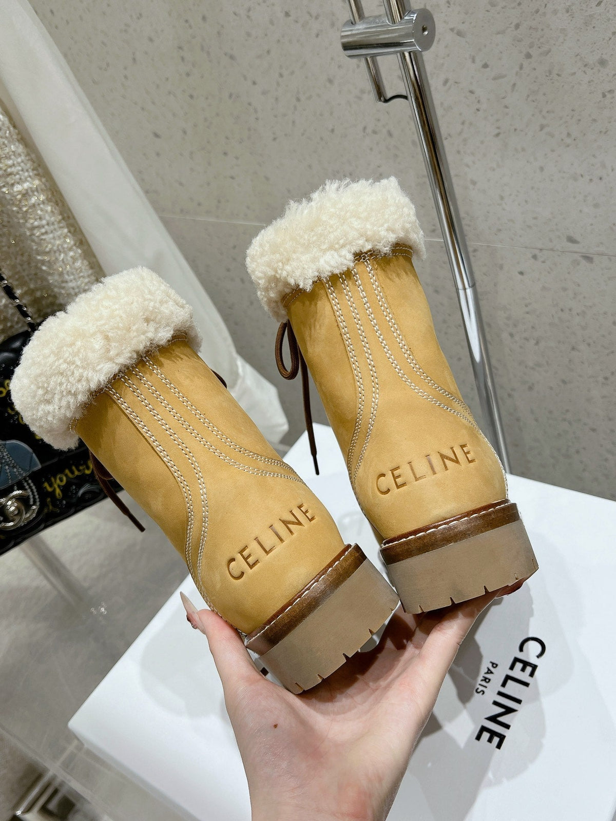 MARTIN BOOT IN PEANUT BROWN SUEDE AND WHITE FLEECE