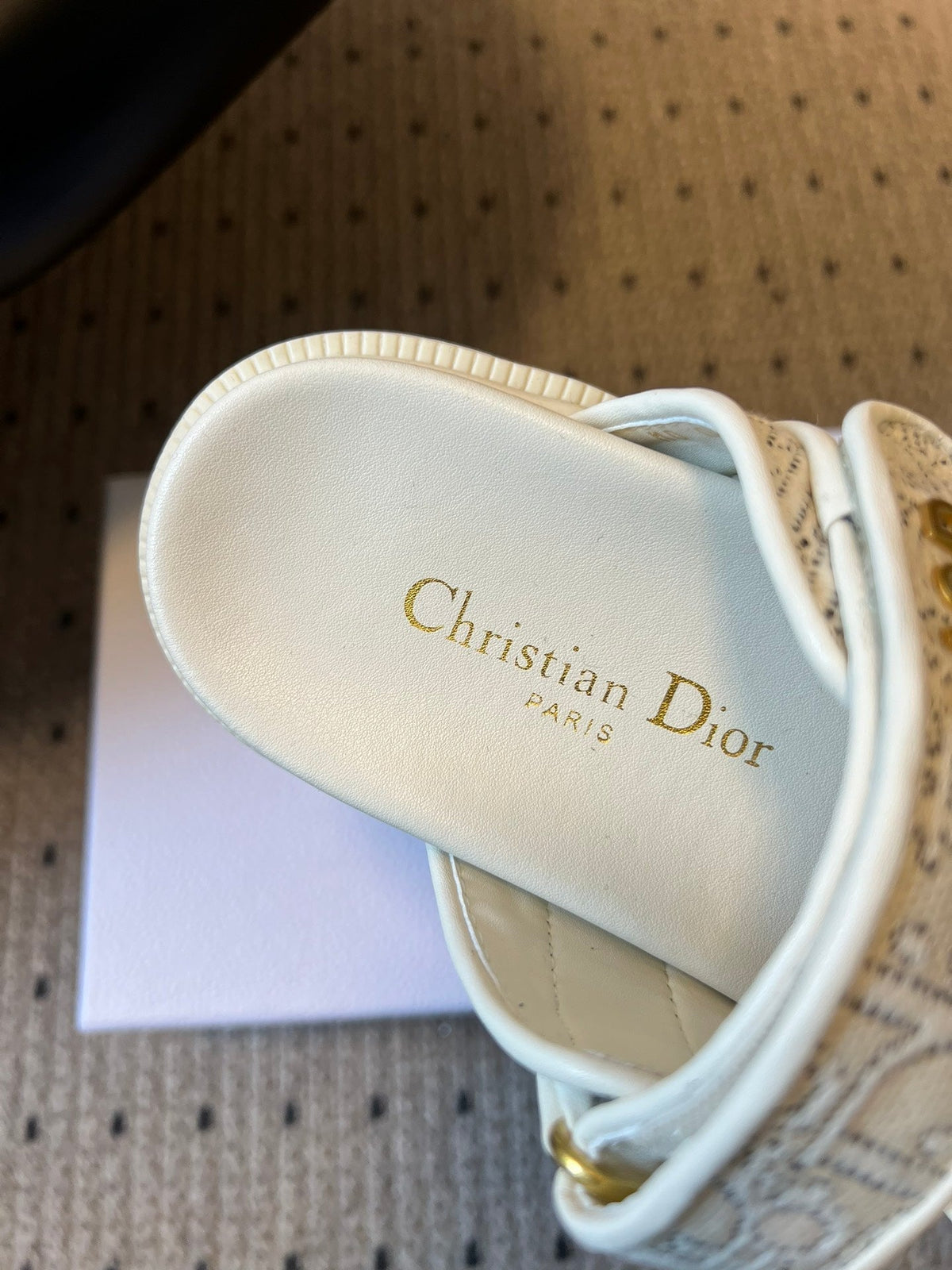 CD 26 Flat Slippers White Beige Sheepskin Embroidered Fabric 621801