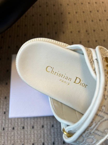 CD 26 Flat Slippers White Beige Sheepskin Embroidered Fabric 621801